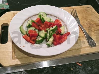 Daržovių salotas su chia sėklomis pagrindine nuotrauka