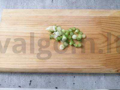 Sriuba su kiaušiniu ir dešrelėmis Žingsnis 1