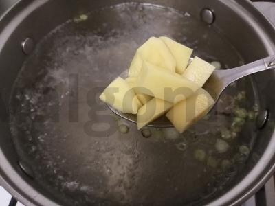 Sriuba su kiaušiniu ir dešrelėmis Žingsnis 4