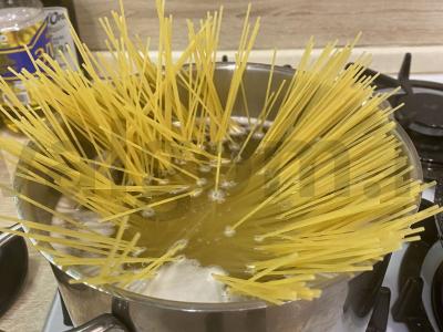 Spagečiai su kalakutiena sūrio padaže Žingsnis 1