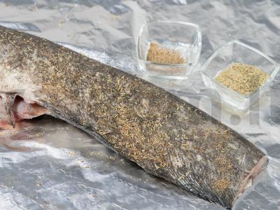 Šamas, keptas su svogūnais ir citrina Žingsnis 1