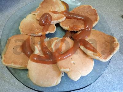 Kefyro blynai su kepimo milteliais pagrindine nuotrauka