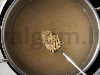 Perlovka su morkomis ir svogūnais Žingsnis 1