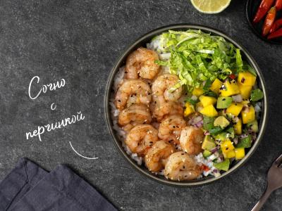 Krevetėmis, mangais ir čili pagardintas dubuo pagrindine nuotrauka