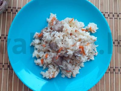 Ryžiai su kiauliena ir daržovėmis vakarienei pagrindine nuotrauka