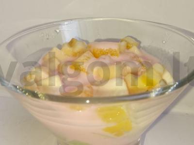 Vaisių salotos su jogurto padažu pagrindine nuotrauka