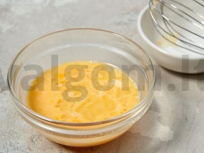 Užpiltinis pyragas su braškėmis Žingsnis 3