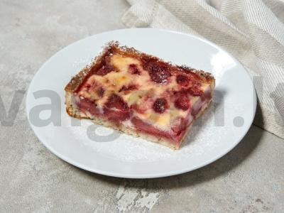 Užpiltinis pyragas su braškėmis pagrindine nuotrauka