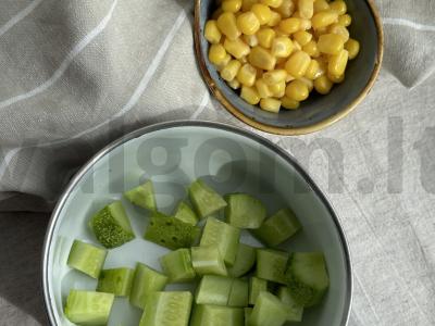 Poke dubuo su lašiša, avokadu, kukurūzais ir krabų mėsa Žingsnis 1