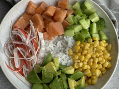 Poke dubuo su lašiša, avokadu, kukurūzais ir krabų mėsa Žingsnis 3