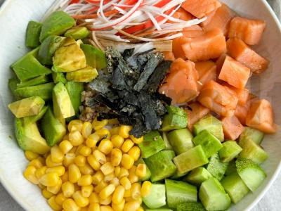 Poke dubuo su lašiša, avokadu, kukurūzais ir krabų mėsa pagrindine nuotrauka