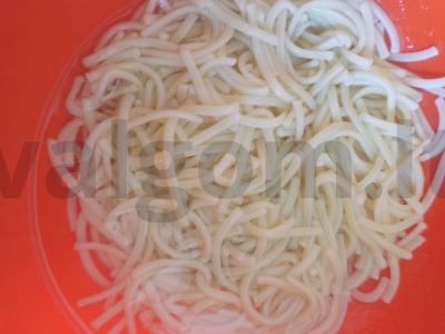 Sultinys su šonkauliais ir kiaušinių makaronais Žingsnis 2