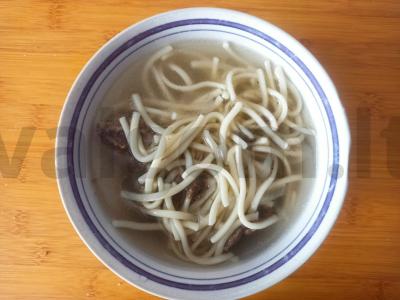 Sultinys su šonkauliais ir kiaušinių makaronais pagrindine nuotrauka