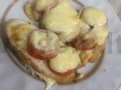 Karšti sumuštiniai su tilziter sūriu ir vyšniniais pomidorais pagrindine nuotrauka