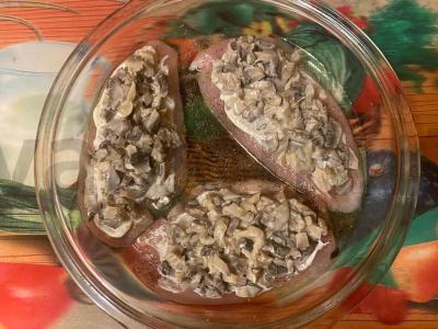 Vištienos filė po marinuotų grybų ir sūrio kepure Žingsnis 7