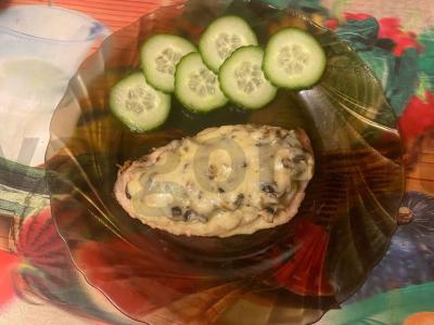 Vištienos filė po marinuotų grybų ir sūrio kepure pagrindine nuotrauka