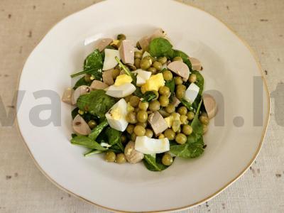 Žalias salotas su kiaušiniu ir dešrelėmis pagrindine nuotrauka