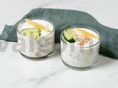 Krevetėmis sluoksniuota užkanda pagrindine nuotrauka