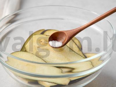 Baklažanų ritinėliai su sūriu Žingsnis 1