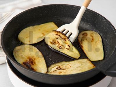 Baklažanų ritinėliai su sūriu Žingsnis 6