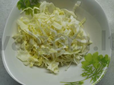 Daržovių salotas su kopūstais ir žirneliais Žingsnis 1