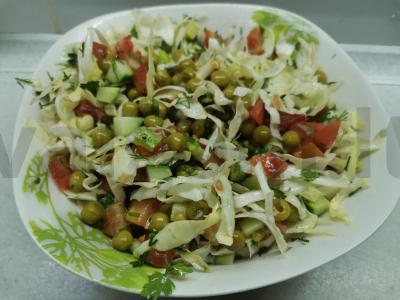 Daržovių salotas su kopūstais ir žirneliais pagrindine nuotrauka
