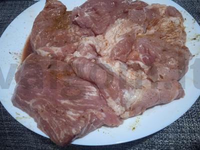 Kiauliena, kepta su ananasais ir marinuota vyšnių sultyse Žingsnis 3