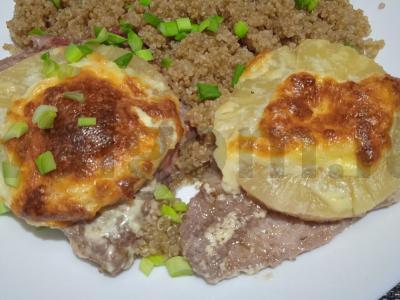 Kiauliena, kepta su ananasais ir marinuota vyšnių sultyse pagrindine nuotrauka