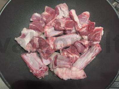 Jauna aviena, troškinta su svogūnais Žingsnis 1