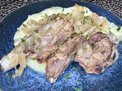 Jauna aviena, troškinta su svogūnais pagrindine nuotrauka