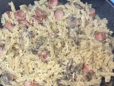 Makaronai su pienu ir sūriu pagrindine nuotrauka