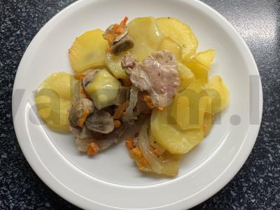 Bulvės su kiauliena ir grybais orkaitėje pagrindine nuotrauka