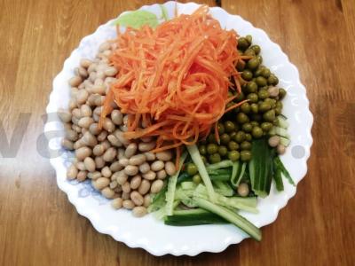 Salotas su konservuotais žirneliais ir pupelėmis „Asorti“ Žingsnis 5