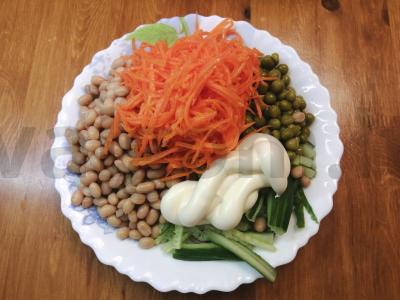 Salotas su konservuotais žirneliais ir pupelėmis „Asorti“ Žingsnis 6