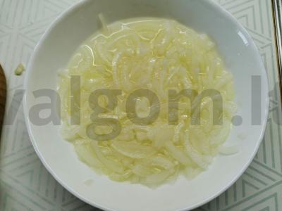 Mėsos ritinėliai su svogūnais ir grybais Žingsnis 3