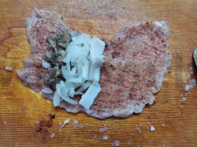 Mėsos ritinėliai su svogūnais ir grybais Žingsnis 4