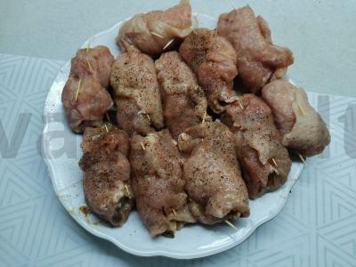 Mėsos ritinėliai su svogūnais ir grybais Žingsnis 5