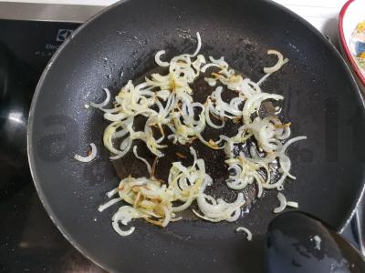 Mėsos ritinėliai su svogūnais ir grybais Žingsnis 7