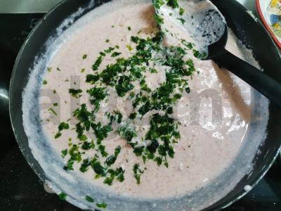 Mėsos ritinėliai su svogūnais ir grybais Žingsnis 9