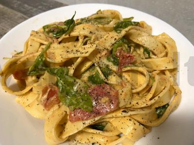 Makaronai su rukola ir pomidoru grietinėlėse pagrindine nuotrauka