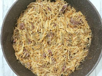 Kepta vermišelė su troškinta jautiena pagrindine nuotrauka