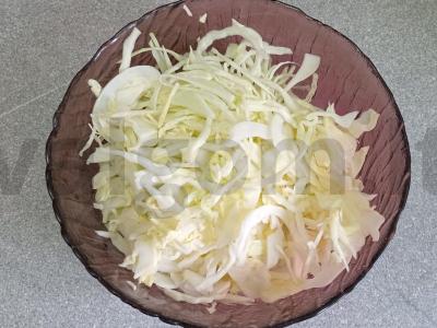 Kopūstų salotas su daržovėmis ir džiovintomis spanguolėmis Žingsnis 1