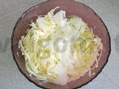 Kopūstų salotas su daržovėmis ir džiovintomis spanguolėmis Žingsnis 2