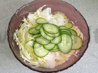 Kopūstų salotas su daržovėmis ir džiovintomis spanguolėmis Žingsnis 3