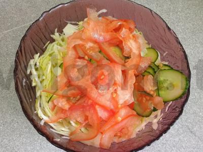 Kopūstų salotas su daržovėmis ir džiovintomis spanguolėmis Žingsnis 4