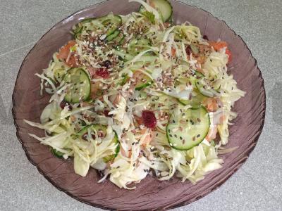 Kopūstų salotas su daržovėmis ir džiovintomis spanguolėmis pagrindine nuotrauka