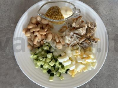 Salotos su pupelėmis, vištienos filė ir agurku pagrindine nuotrauka