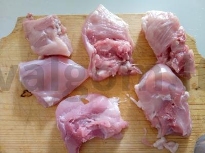 Vištienos šlaunelių filė kiaušinyje Žingsnis 1