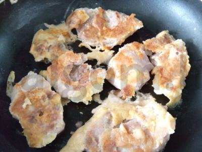 Vištienos šlaunelių filė kiaušinyje Žingsnis 4