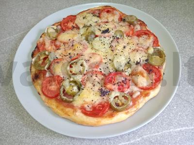 Pica su dešra, pomidoru ir marinuotais jalapeño pagrindine nuotrauka